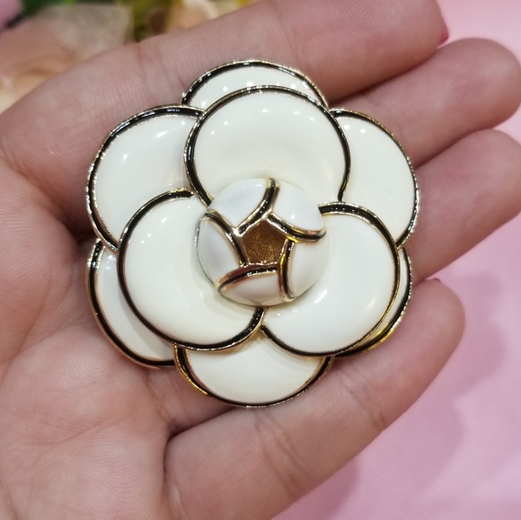 White flower brooch - Picture 3 of 5